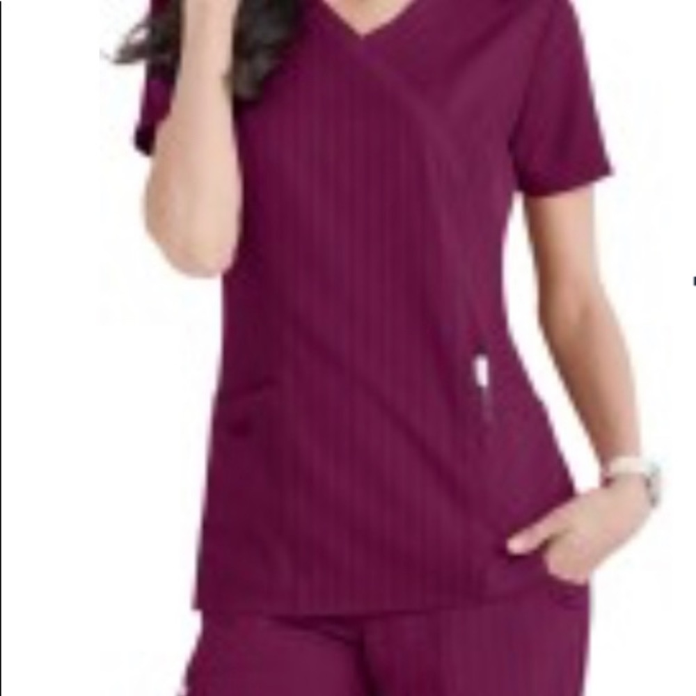 Elle Scrub Top in Wine Tonal